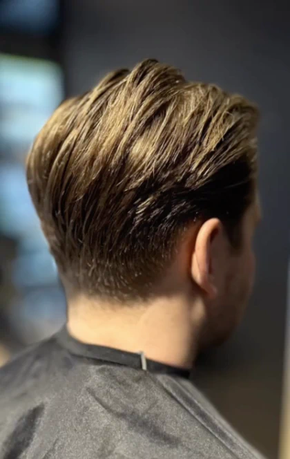 Kort herrfrisyr med fade och längre topp, sett från sidan och bakifrån