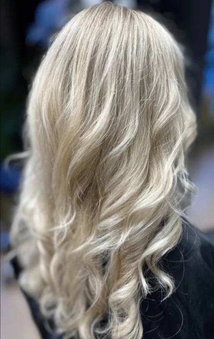Platinablont, långt och vågigt hår med mjuka lockar, sett bakifrån
